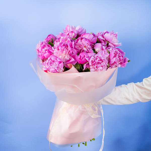 Купить Букет из 35 малиновых пионов (Премиум) в  с бесплатной доставкой: цена, фото, описание