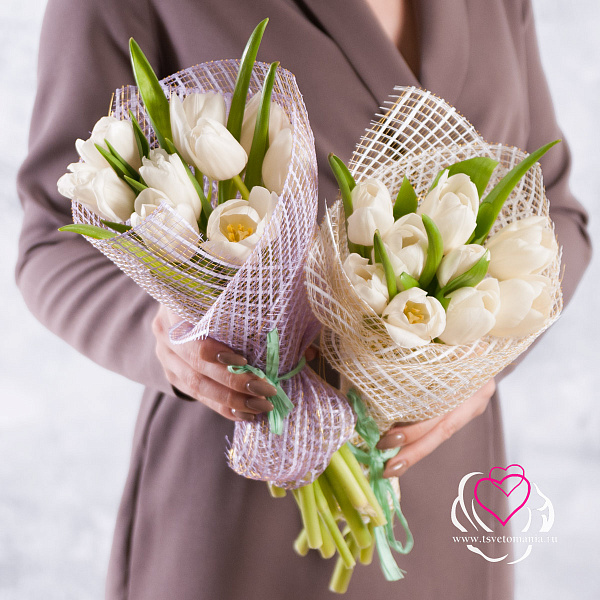 Купить Букет 9 белых тюльпанов в сетке в Санкт-Петербурге с бесплатной доставкой: цена, фото, описание