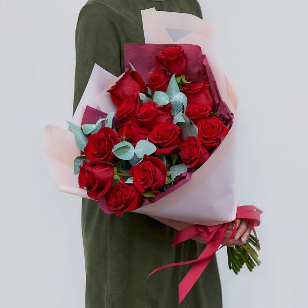 Купить Букет «Грация» из красных роз и веток эвкалипта в  с бесплатной доставкой: цена, фото, описание
