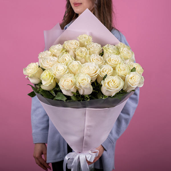 Купить Букет из 25 белых роз 60-70 см (Эквадор) в упаковке в  с бесплатной доставкой: цена, фото, описание