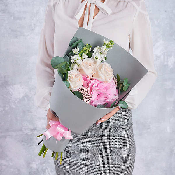 Купить Букет «Милена» из гортензии, маттиол и кремовых роз в  с бесплатной доставкой: цена, фото, описание