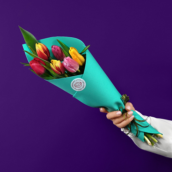 Купить Букет 7 тюльпанов микс в упаковке в  с бесплатной доставкой: цена, фото, описание