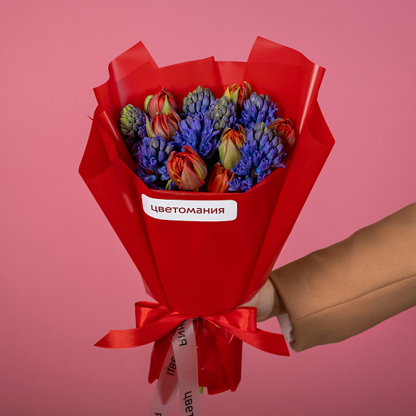 Купить Букет из красных тюльпанов и синих гиацинтов в  с бесплатной доставкой: цена, фото, описание