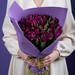 Купить Букет 35 фиолетовых тюльпанов в Санкт-Петербурге с бесплатной доставкой: цена, фото, описание
