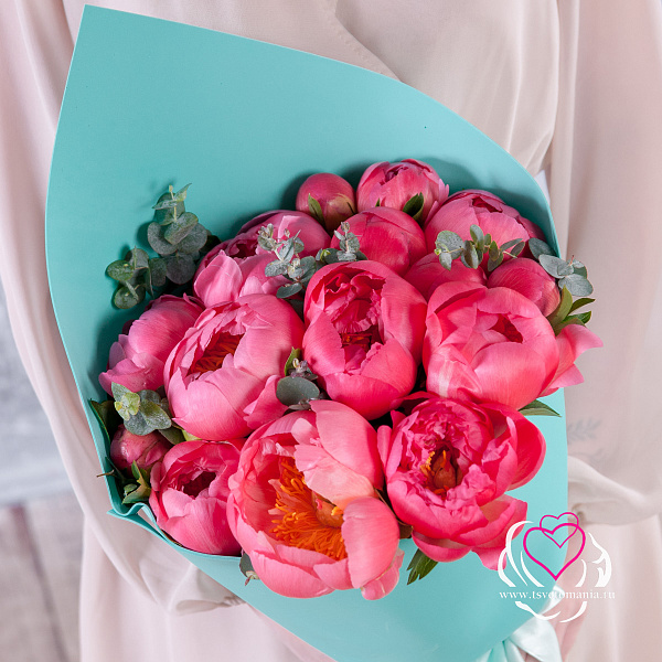 Купить Букет из 15 коралловых пионов (Премиум) с эвкалиптом в  с бесплатной доставкой: цена, фото, описание