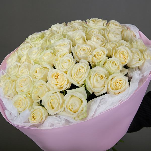 Купить Букет из 51 белой розы 60 см (Россия) в упаковке в  с бесплатной доставкой: цена, фото, описание