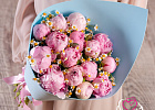 Купить Букет из 15 розовых пионов (Премиум) с матрикарией в Санкт-Петербурге с бесплатной доставкой: цена, фото, описание