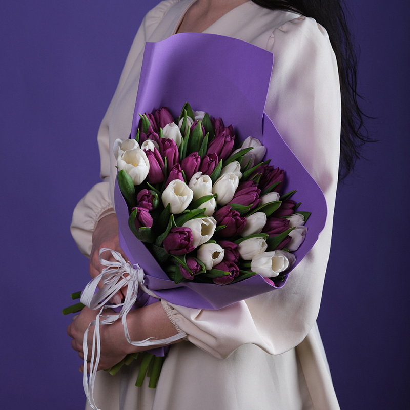 Букет 51 микс белых и фиолетовых тюльпанов