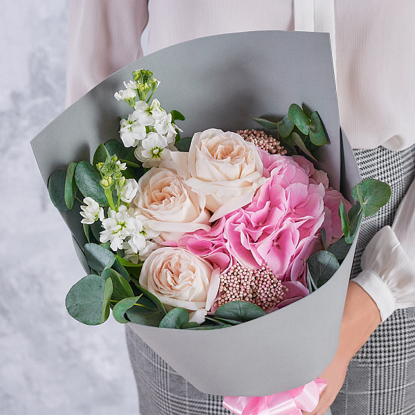 Купить Букет «Милена» из гортензии, маттиол и кремовых роз в  с бесплатной доставкой: цена, фото, описание