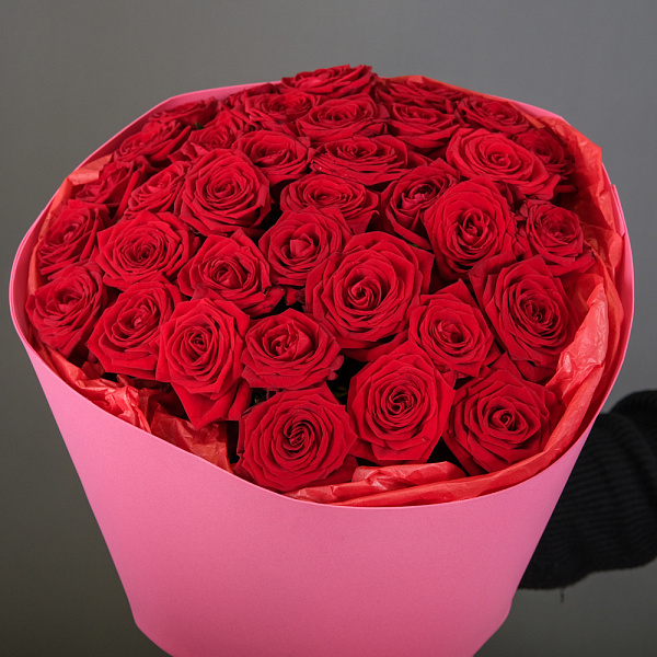 Купить Букет из 35 красных роз 60 см (Россия) в упаковке в  с бесплатной доставкой: цена, фото, описание