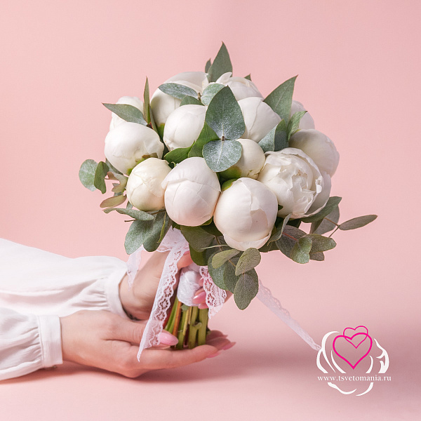 Купить Букет невесты из белых пионов с эвкалиптом в  с бесплатной доставкой: цена, фото, описание