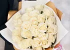 Купить Букет из 25 белых роз 40 см (Эквадор) в упаковке в  с бесплатной доставкой: цена, фото, описание