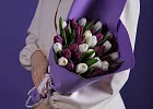 Купить Букет 35 микс белых и фиолетовых тюльпанов в  с бесплатной доставкой: цена, фото, описание