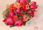 Купить Яркий свадебный букет из пионов и роз в  с бесплатной доставкой: цена, фото, описание
