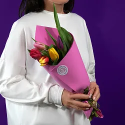 Купить Букет 5 тюльпанов микс в упаковке в Санкт-Петербурге с бесплатной доставкой: цена, фото, описание