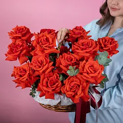 Корзина 15 алых французских роз с эвкалиптом Купить Корзина 15 алых французских роз с эвкалиптом в с бесплатной доставкой: цена, фото, описание