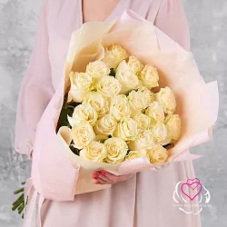 Купить Букет из 25 белых роз 60-70 см (Эквадор) в упаковке в  с бесплатной доставкой: цена, фото, описание
