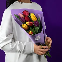 Купить Букет 9 тюльпанов микс в упаковке в Санкт-Петербурге с бесплатной доставкой: цена, фото, описание