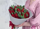 Купить Букет из 51 красной розы Кения с нобилисом в  с бесплатной доставкой: цена, фото, описание