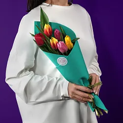 Купить Букет 7 тюльпанов микс в упаковке в Санкт-Петербурге с бесплатной доставкой: цена, фото, описание