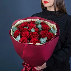 Букет из 15 красных роз 50 см с эвкалиптом Купить Букет из 15 красных роз 50 см с эвкалиптом в с бесплатной доставкой: цена, фото, описание