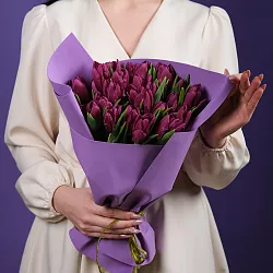 Купить Букет 25 фиолетовых тюльпанов в  с бесплатной доставкой: цена, фото, описание
