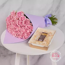 Купить Подарочный набор «Десерт и 35 роз» в  с бесплатной доставкой: цена, фото, описание