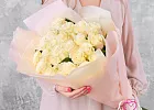 Купить Букет из 25 белых роз 60-70 см (Эквадор) в упаковке в  с бесплатной доставкой: цена, фото, описание