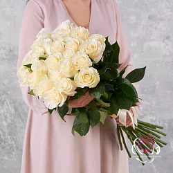 Купить Букет из 25 белых роз 60-70 см (Эквадор) в  с бесплатной доставкой: цена, фото, описание