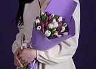 Купить Букет 35 микс белых и фиолетовых тюльпанов в  с бесплатной доставкой: цена, фото, описание