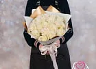 Купить Букет из 25 белых роз 40 см (Эквадор) в упаковке в  с бесплатной доставкой: цена, фото, описание