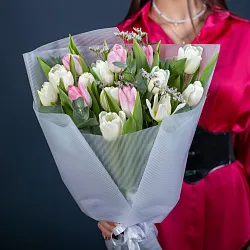 Букет из 15 белых и розовых тюльпанов с зеленью Купить Букет из 15 белых и розовых тюльпанов с зеленью в с бесплатной доставкой: цена, фото, описание