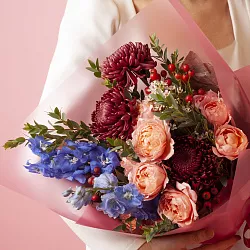 Купить Букет «Альмодовар» с кустовой розозй размер M в  с бесплатной доставкой: цена, фото, описание