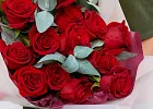 Купить Букет «Грация» из красных роз и веток эвкалипта в  с бесплатной доставкой: цена, фото, описание