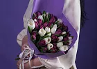 Купить Букет 51 микс белых и фиолетовых тюльпанов в  с бесплатной доставкой: цена, фото, описание