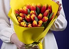 Купить Букет 25 красно-жёлтых тюльпанов в  с бесплатной доставкой: цена, фото, описание